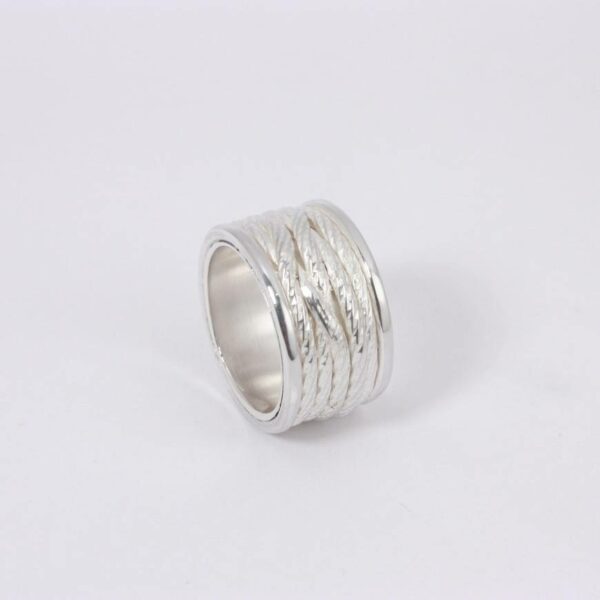 bague en argent massif fil torsadé enroulé piece unqiue fabrication artisanale lyon