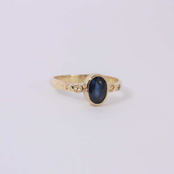 creation artisanale or jaune et saphir bijou bague