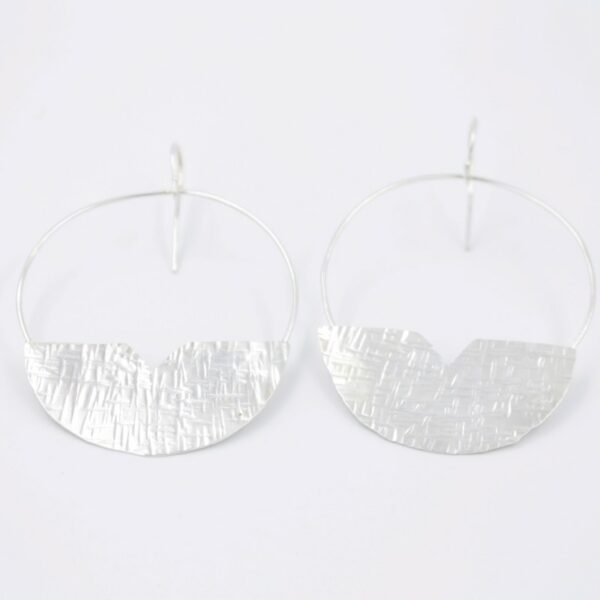 Boucles d'oreilles pendantes demi cercle imprimés en argent Fabrication artisanale dans le vieux lyon